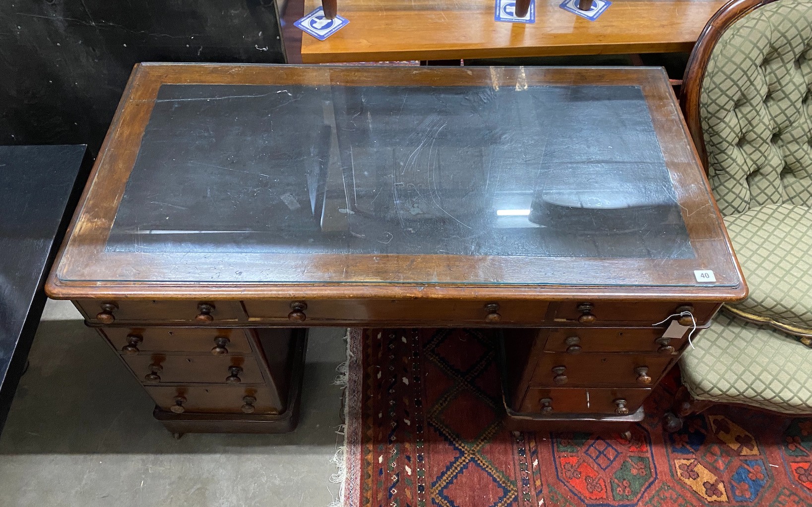 A Victorian mahogany pedestal desk, length 118cm, depth 61cm, height 71cm